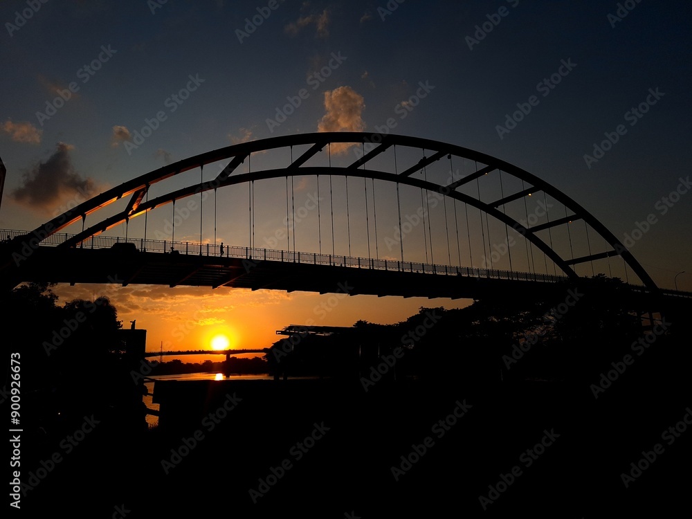 Naklejka premium city bridge at sunset