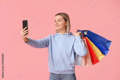 Young woman with shopping b...