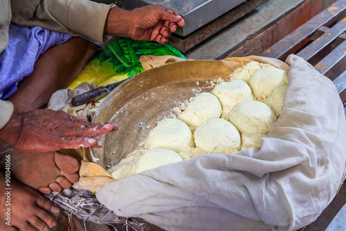Obraz na płótnie India, Uttar Pradesh, Varanasi, Lahori Tola. Preparing balls of chhena, a sweet dessert. w salonie