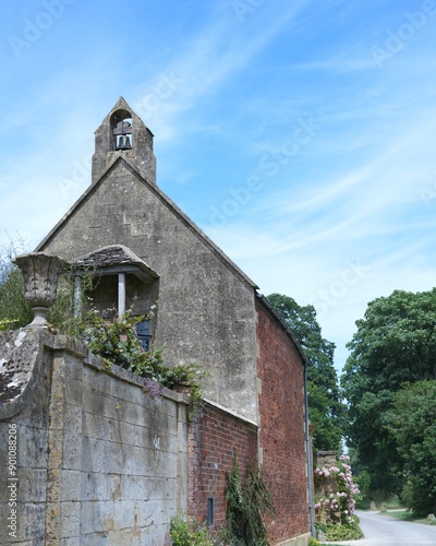 イギリスコツウォルズ地区に素敵なヒドコート・マナー・ガーデンの入り口に満開なピング色のバラの花