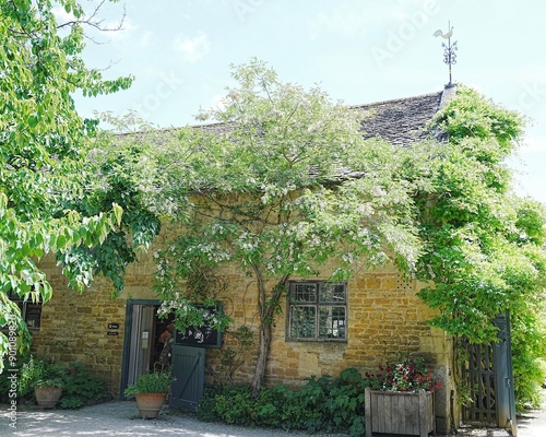 イギリスコツウォルズ地区　緑を囲まれたヒドコート・マナー・ガーデン