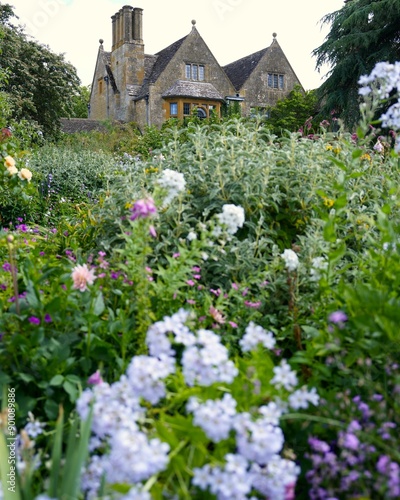 イギリスコツウォルズ地区　緑を囲まれたヒドコート・マナー・ガーデン
