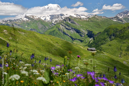 Obraz na płótnie The Mont Blanc viewed from a hiking trail on a ridge leading to Roche Parstire, and located in the Beaufortain region, Savoie, France w salonie