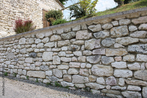 Muret en pierre, mur de soutènement, aménagement des extérieurs photo