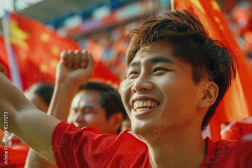 Begeisterter Fussball Fan mit Trikot und Fahne aus China jubelt im Stadion © Daniel Ernst
