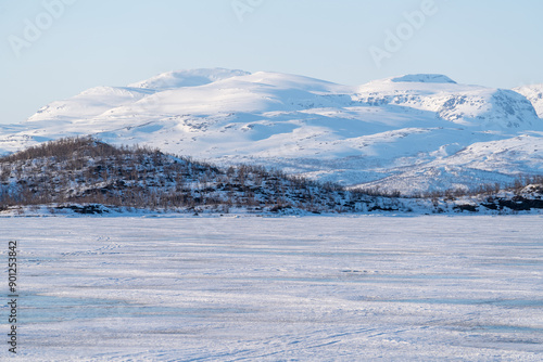 Fotografía Tornetrask ice lake in winter abisko sweden