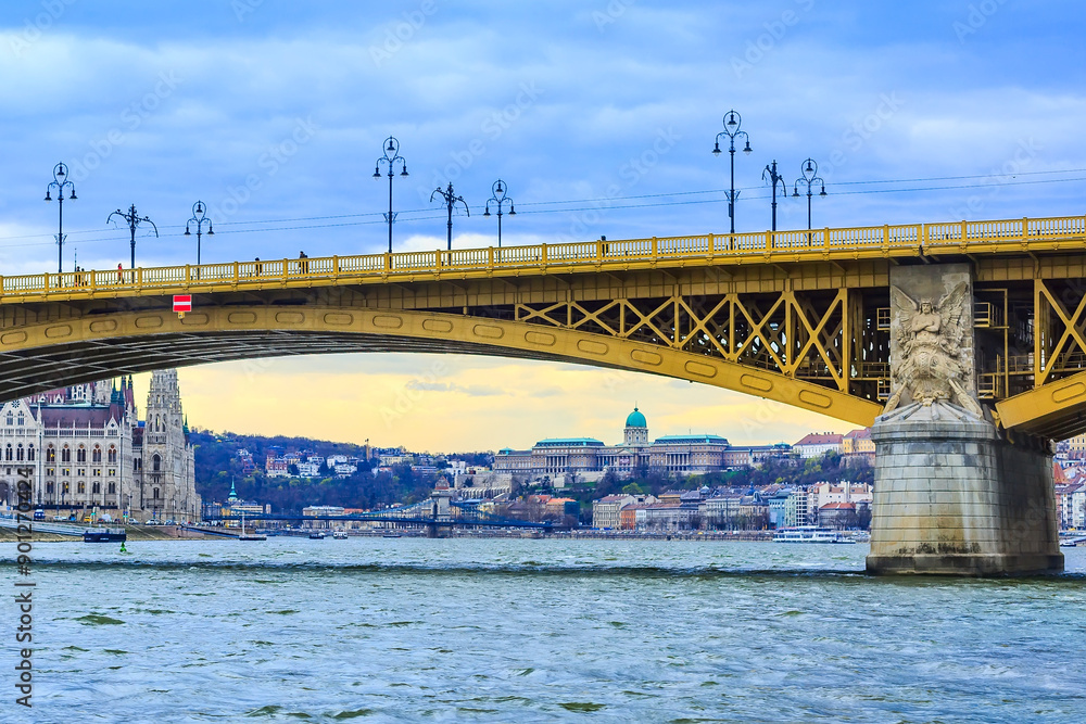 Obraz premium river bridge and Buda Castle in Budapest, Hungary