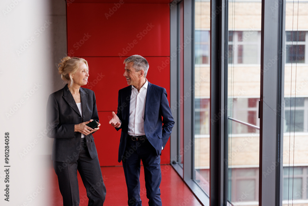 © Westend61 - Smiling business colleagues discussing strategies at office © Westend61 - Smiling business colleagues discussing strategies at office