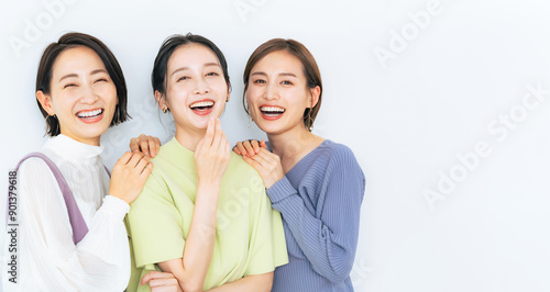 Foto ナチュラルカラーファッションのミドル女性グループ