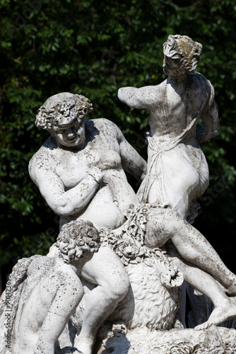 фотографія Statues depicting Bacchus adorn Parma's Ducal Park