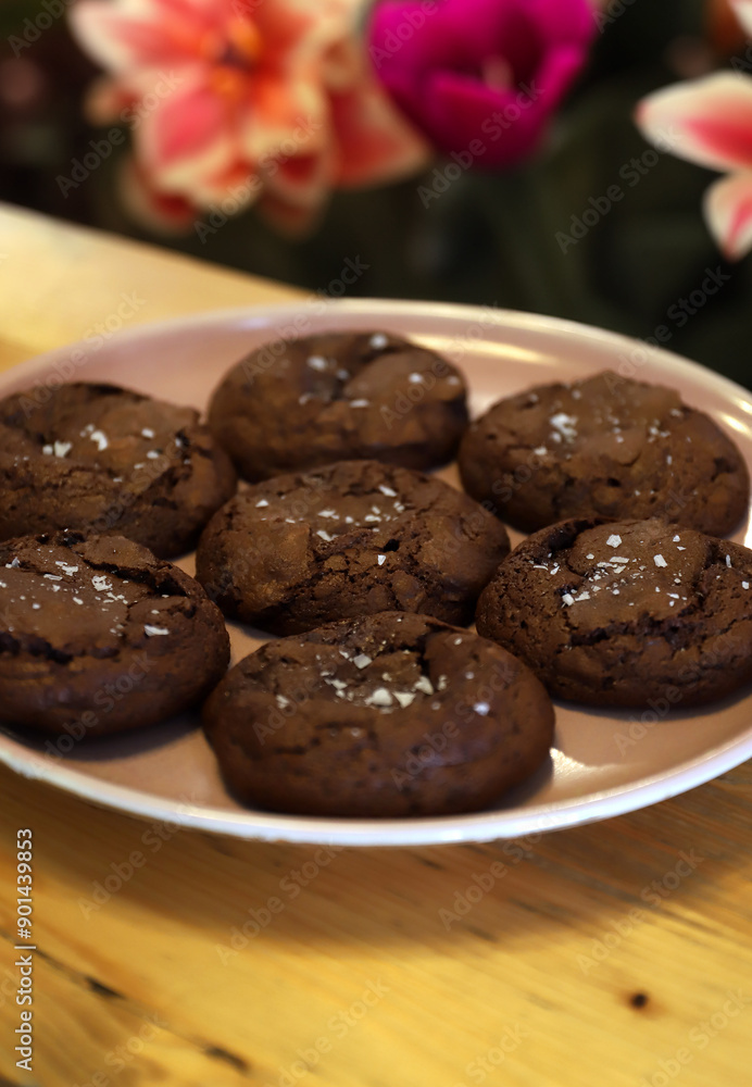galletas artesanales de chocolate crujiente en un plato galletas artesanales de chocolate crujiente en un plato