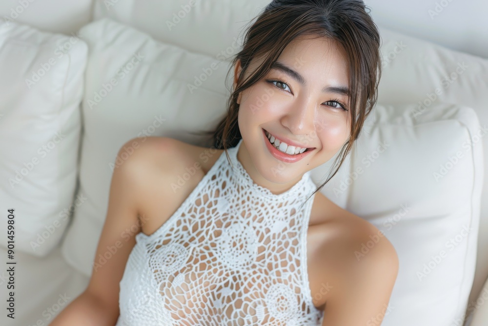 ニットのドレスを着てパーティの準備をしている日本人女性(モデル・ドレス・肌見せ) ニットのドレスを着てパーティの準備をしている日本人女性(モデル・ドレス・肌見せ)