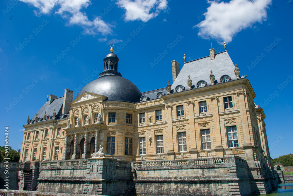 Fototapeta premium Grand historic palace with a dome and ornate architecture