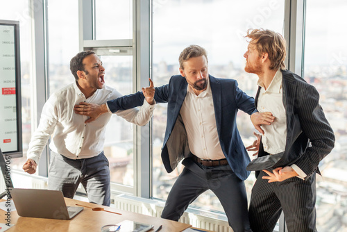Canvastavla Three men in suits are arguing in a modern office with large windows
