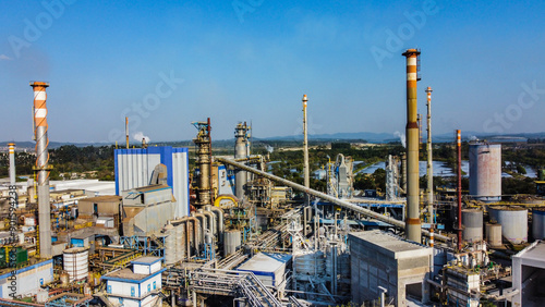 Visão aérea de equipamentos indústrias para a produção de papel e celulose em uma indústria no brasil