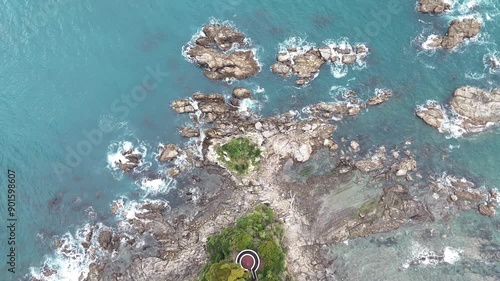 日本の風景 青い海にせり出す、展望台のある岬を空撮