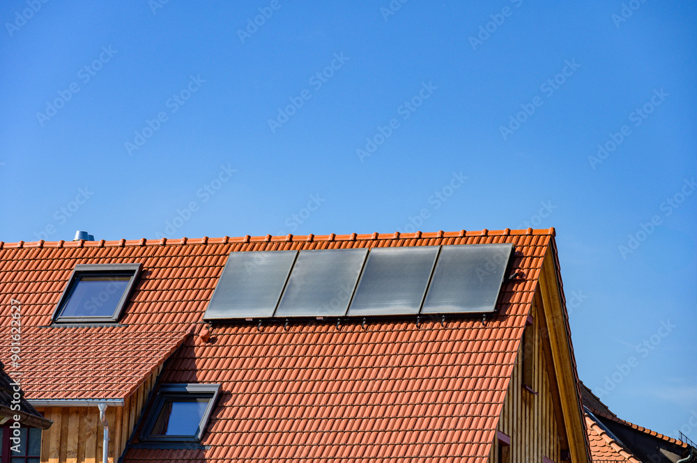 Solarthermieanlage auf rotem Hausdach Solarthermieanlage auf rotem Hausdach