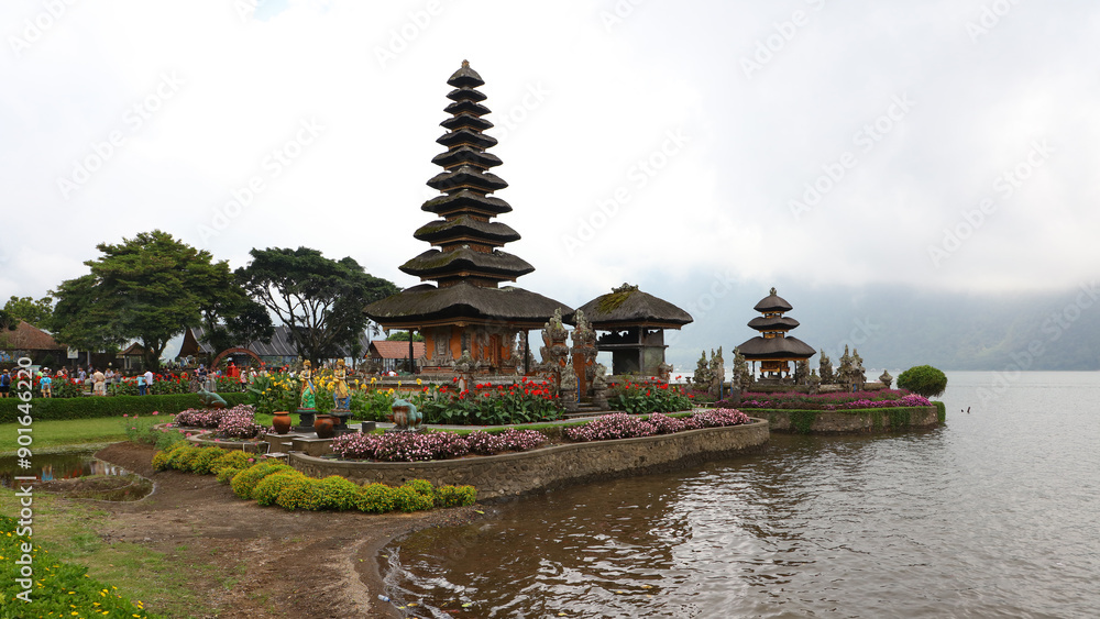 Naklejka premium Templo Ulun Danu Beratan o Bratan, Bali, Indonesia