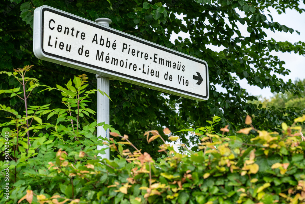 Fermeture du centre Emmaüs d'Esteville (Seine-Maritime) lieu de mémoire où est enterré l'abbé Pierre, suite à la révélation d'accusation d'agressions sexuelles Fermeture du centre Emmaüs d'Esteville (Seine-Maritime) lieu de mémoire où est enterré l'abbé Pierre, suite à la révélation d'accusation d'agressions sexuelles