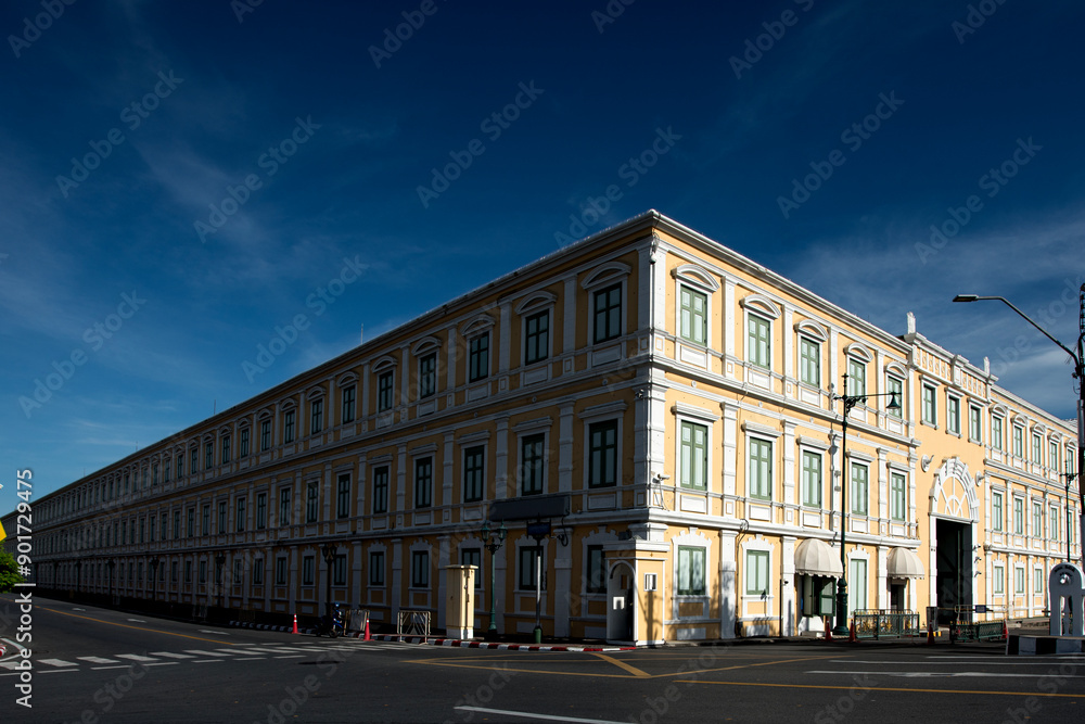 Naklejka premium empty road with beautiful architecture in Bangkok Thailand.
