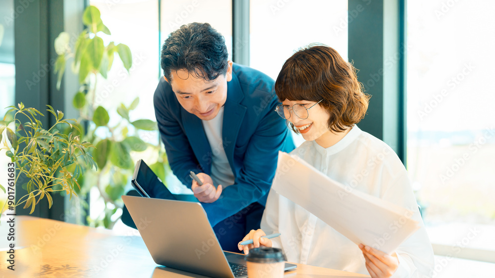 Fototapeta premium ミーティングをする男女の日本人ビジネスマン