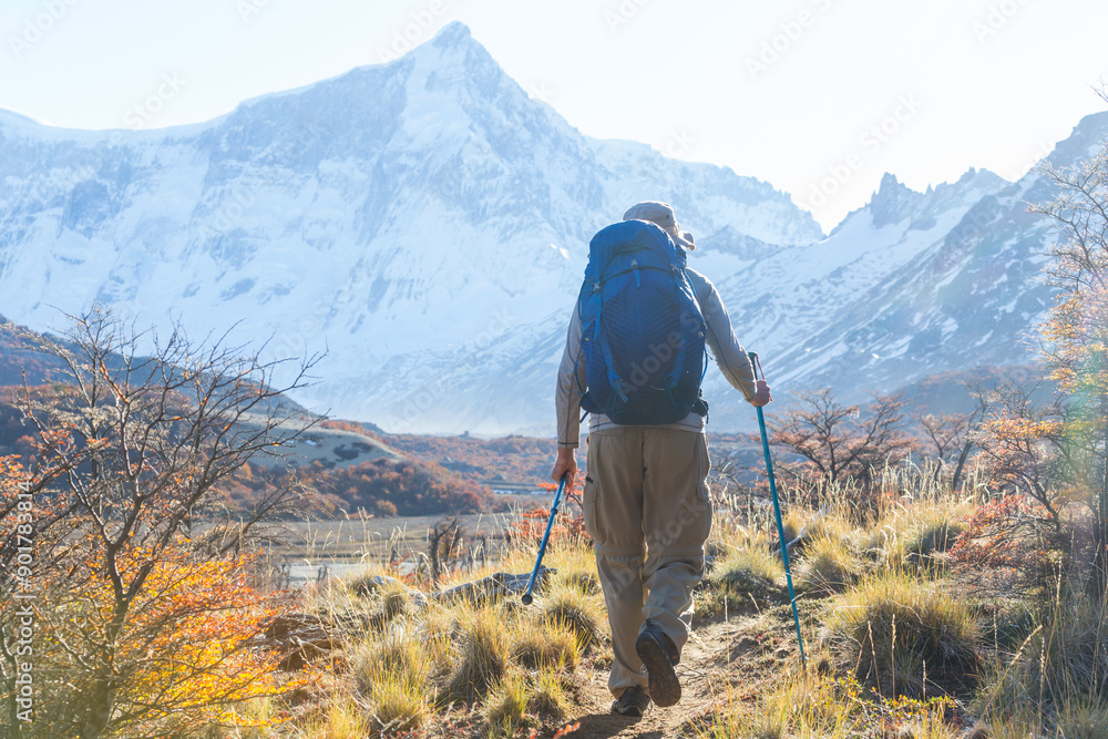Obraz premium Hike in autumn season