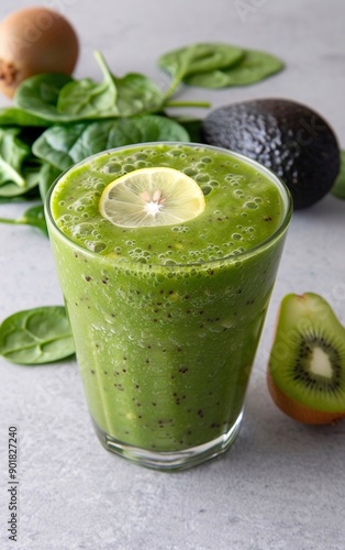 Sano frullato verde di spinaci, avocado e kiwi, guarnito con fetta di limone