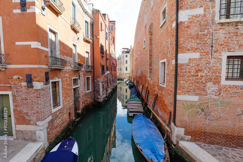 Maisons et bateaux sur les canaux de Venise photo