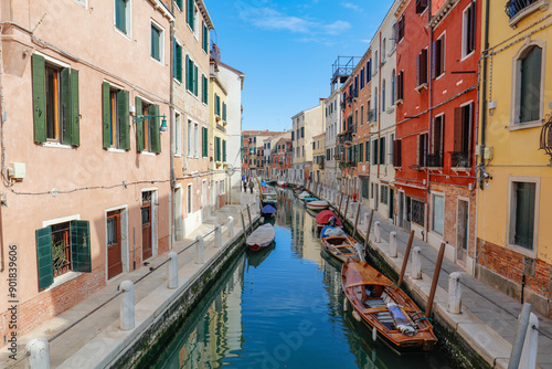 Photo horizontale de bateaux sur les canaux de Venise