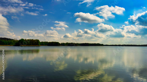 Fotografi clouds reflected in water