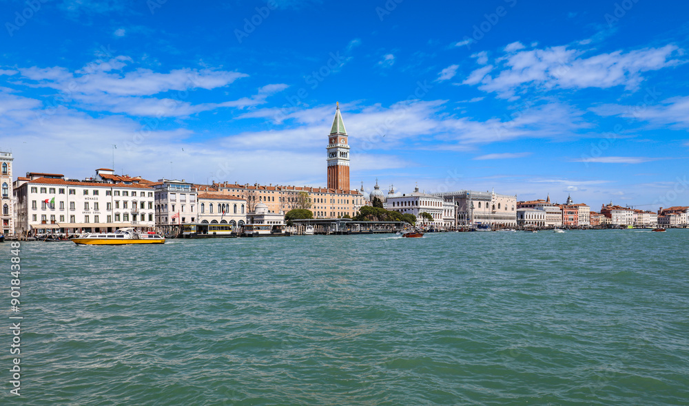 La tour San Marco depuis le Grand Canal à Venise en Italie La tour San Marco depuis le Grand Canal à Venise en Italie