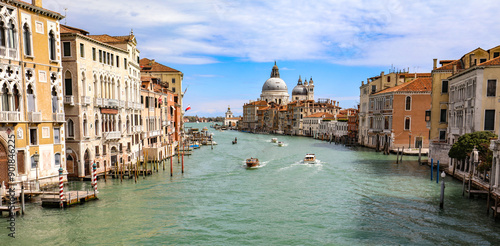 Maisons et pont sur les canaux de Venise en Italie