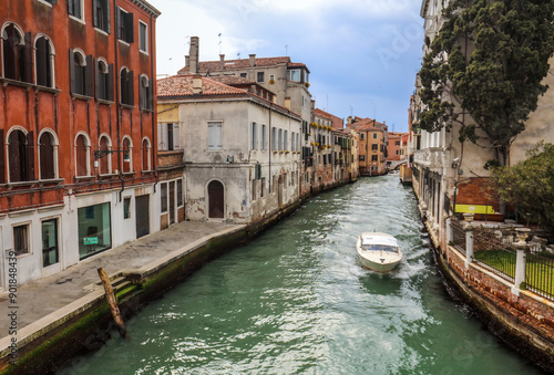 Bateau blanc sur les canaux de Venise en Italie photo