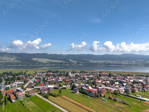 Obraz na płótnie Summer skyline cityscape of Frydman village at Czorsztyn lake (Jezioro Czorsztyńskie) in Lesser Poland (Małopolska), Poland. Wide panoramic aerial view w salonie