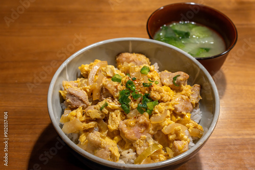 心温まる親子丼と味噌汁