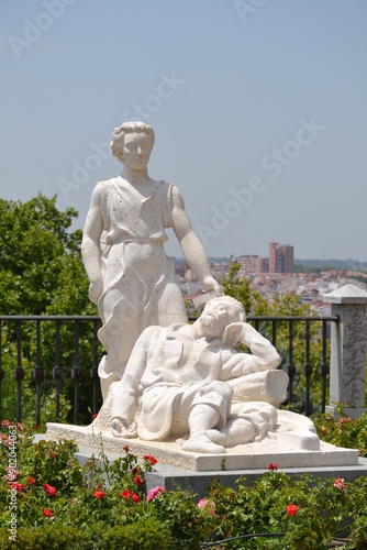 Madrid, Espagne, 16 juillet 2015 : Basilique de Saint-François-le-Grand et sa statue photo