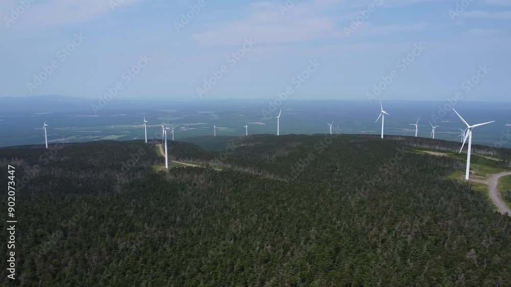 Atterrissage de drone au travers d'un parc éolien au sommet des montagnes brumeuses, verdoyantes & luxurieuses des Monts Chics-Chocs. Parc éolien du Lac Alfred, Vallée de la Matapédia, Québec, Canada.