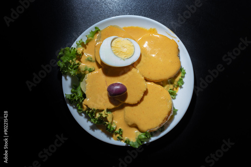 plato de comida típica peruana, papa a la huancaína, vista cenital 