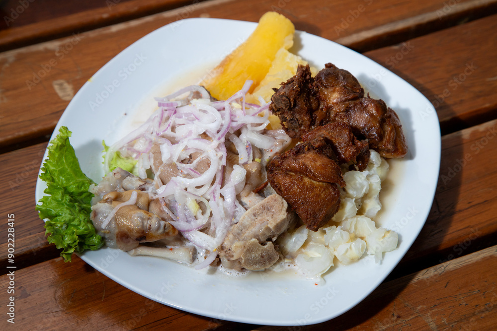 Plato de Chicharrones con ceviche de patitas de cerdo, comida peruana Plato de Chicharrones con ceviche de patitas de cerdo, comida peruana