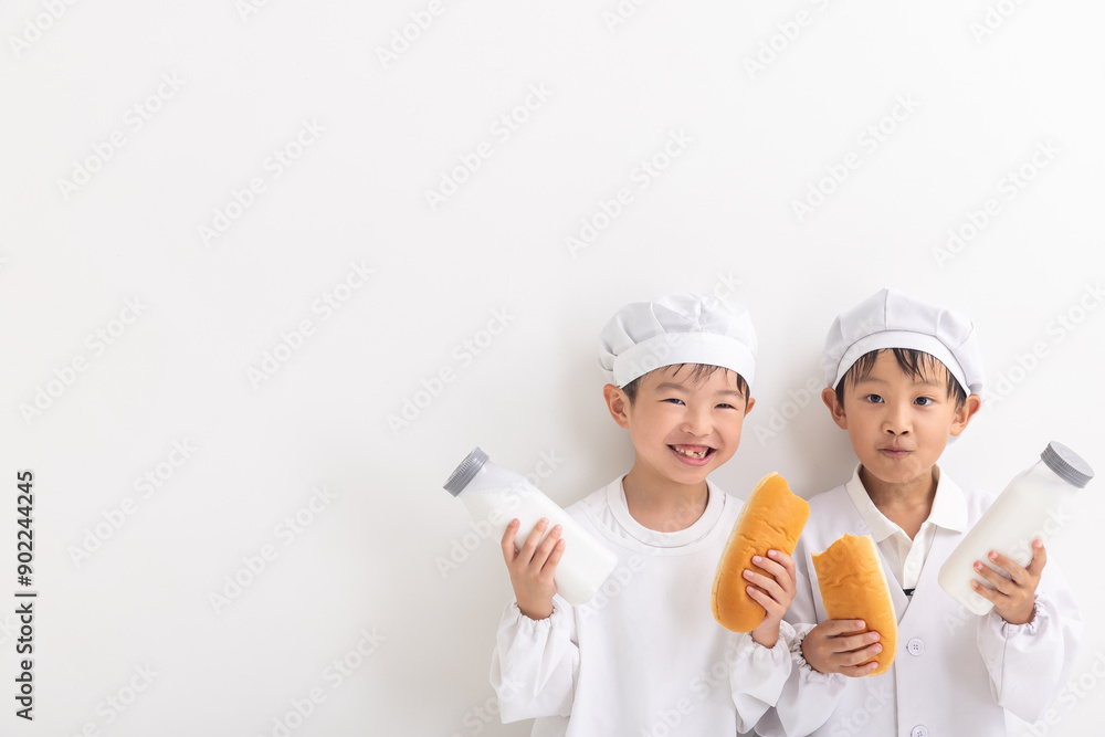 コッペパンと牛乳を持った男の子
