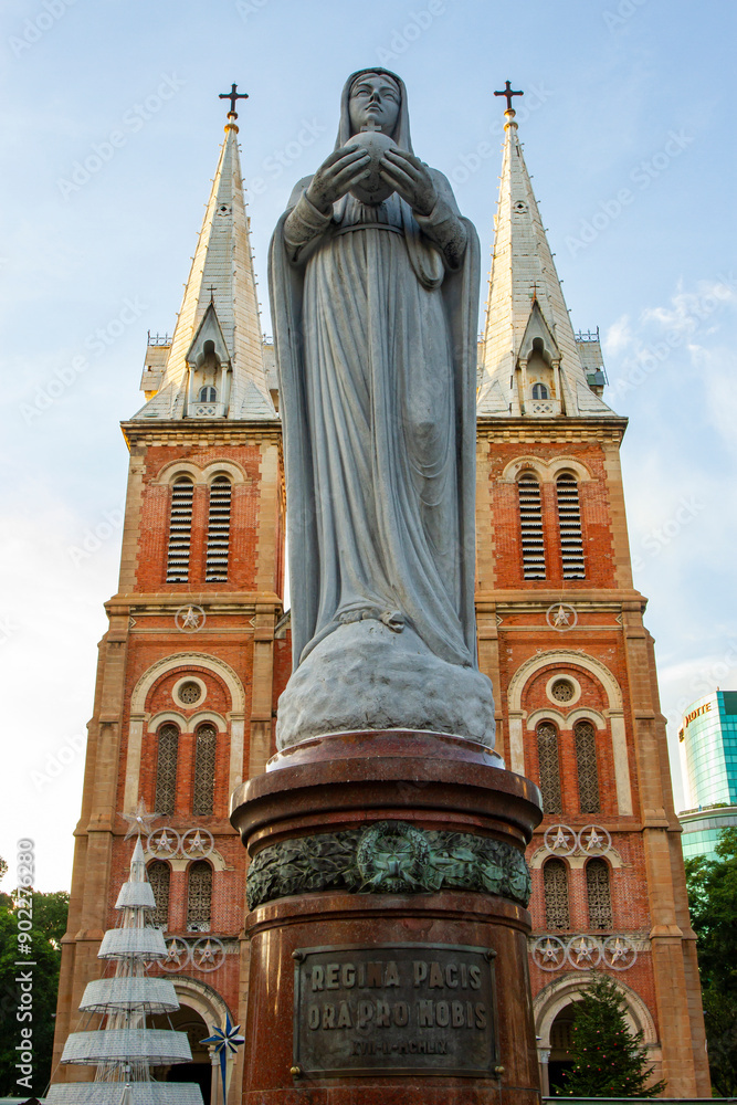 Obraz premium Statue Of Virgin Mary In Front Of Notre-Dame Cathedral Basilica Of Saigon In Ho Chi Minh City, Vietnam.