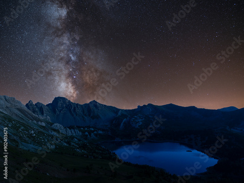 La voie lactée au dessus du Lac d'Allos, Mercantour.