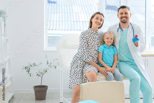Happy family doctor visit w...