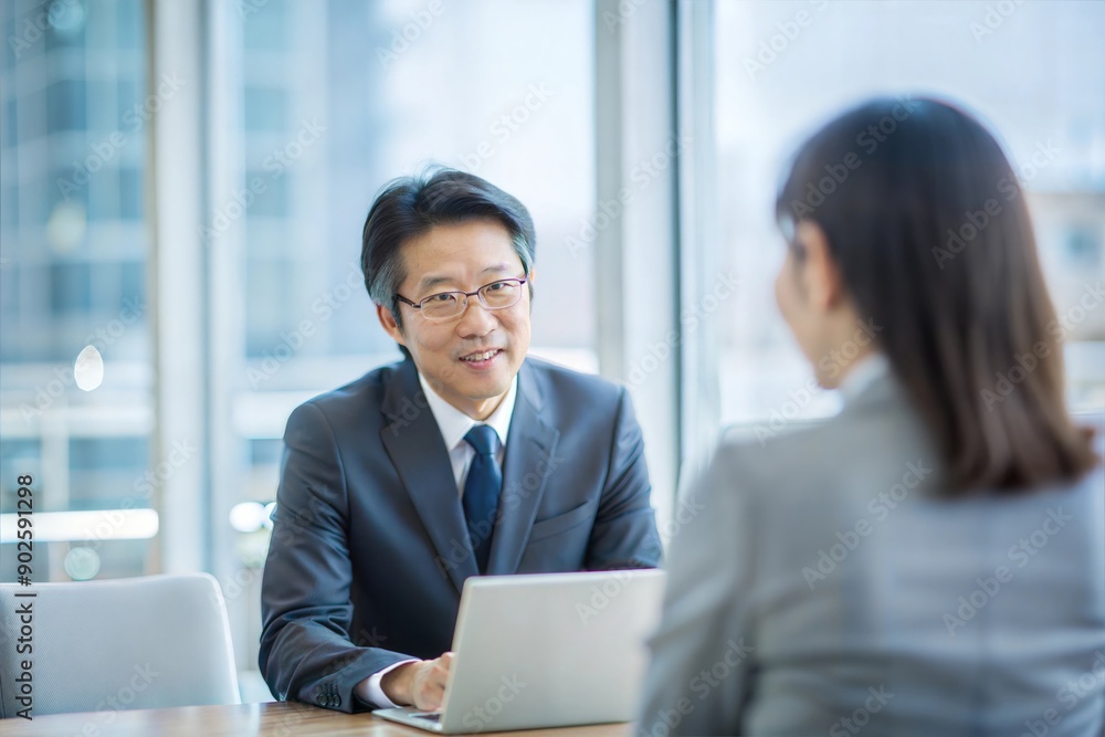 顧客とのミーティングに参加する日本人幹部
顧客とのミーティングに参加する日本人幹部