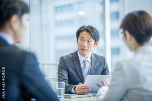 Wallpaper Mural 事業説明会を開催する日本人マネージャー
 Torontodigital.ca