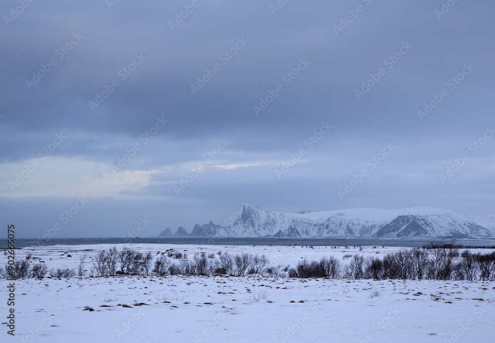 Strada nazionale turistica (Norwegian Scenic Route Andøya) in inverno (febbraio). Isole Vesteralen, Bleik, Andoya, Norvegia Strada nazionale turistica (Norwegian Scenic Route Andøya) in inverno (febbraio). Isole Vesteralen, Bleik, Andoya, Norvegia