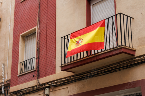 Bandera de España puesta en barandilla de balcón