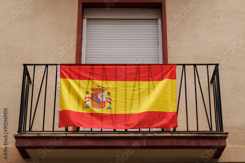 Bandera de España puesta en barandilla de balcón photo