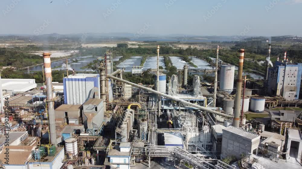 Equipamentos industriais chaminé caldeiras em uma produção de celulose e papel visão aérea drone 4k suzano são paulo brasil Equipamentos industriais chaminé caldeiras em uma produção de celulose e papel visão aérea drone 4k suzano são paulo brasil