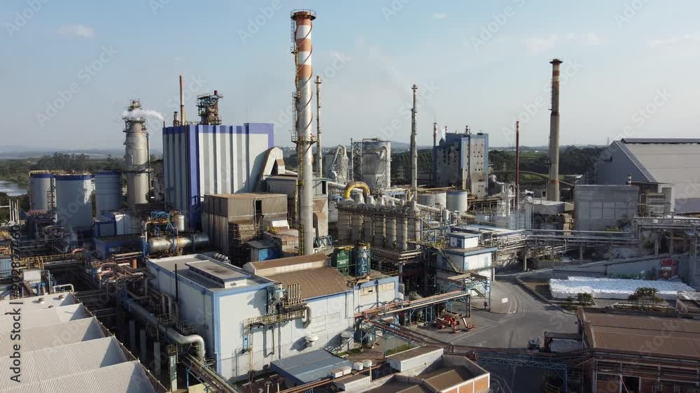 vídeo visão aérea planta industrial de uma fábrica de papel e celulose em suzano, sp, brasil Drone 4k 
